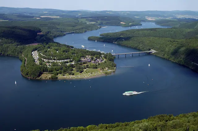 Der Biggesee wurde durch zwei Staumauern angestaut und fasst heute 172 Millionen Kubikmeter Wasser. Etliche kleine sauerländische Dörfer sind, zum Teil vorab gesprengt, darin versunken. Der See ist Trinkwasserreservoir, gleichzeitig aber auch Bade-, Segel- und Tauchrevier.&nbsp;