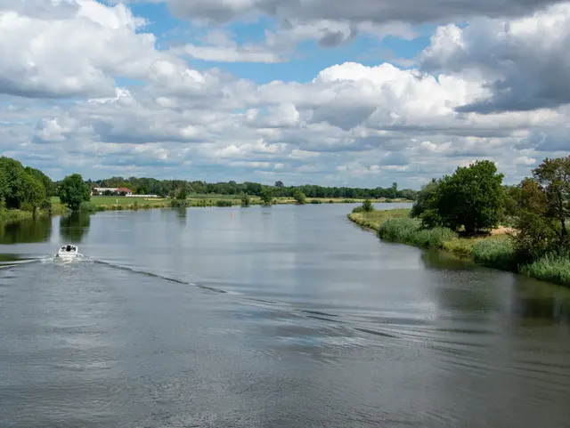 Die Saale bei Calbe in Sachsen-Anhalt. Der Fluss Saale mündet bei Barby in die Elbe. - © Edda Dupree The river Saale near Calbe in Saxony-Anhalt. The river Saale flows into the Elbe at Barby.