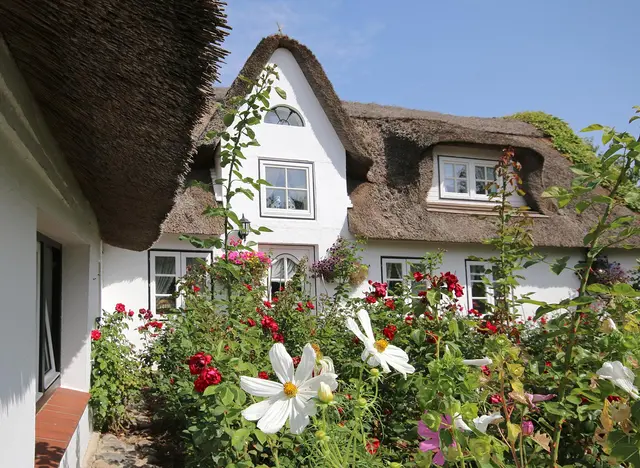 im Urlaub in Nordfriesland in einem Reetdachhaus übernachten