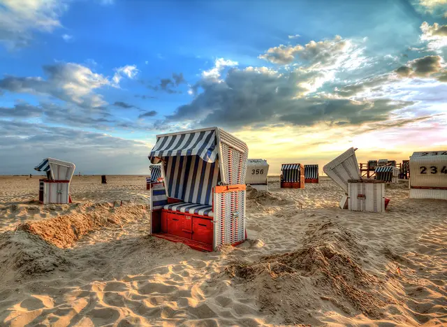 im Urlaub an der Nordsee am Strand die Sonnen genießen