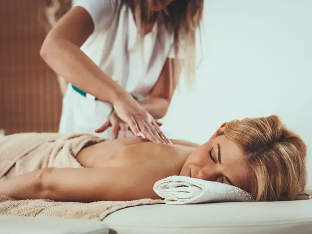 Wellnessurlaub auf dem Land – entspannende Massage genießen - © AdobeStock - milanmarkovic78 Frau erhält eine entspannende Massage während eines Wellnessurlaubs auf dem Land