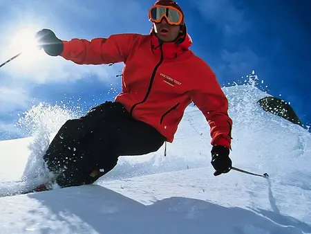 Skifahrer saust im Winterurlaub den Berg hinab