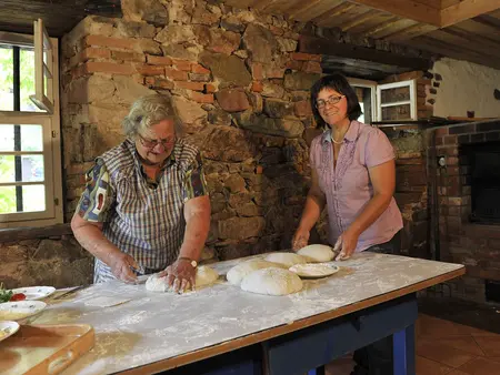 im Urlaub auf dem Bauernhof beim Brot backen mithelfen