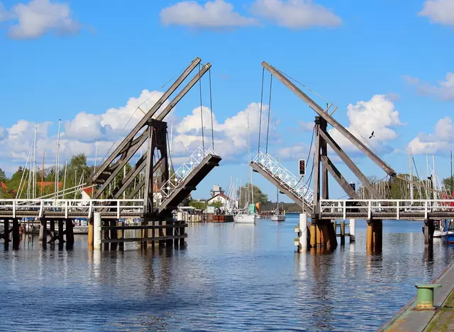 im Urlaub in Vorpommern die Hansestadt Greifswald besuchen und die Holzklappbrücke im ehemaligen Fischerdorf Wieck bestaunen