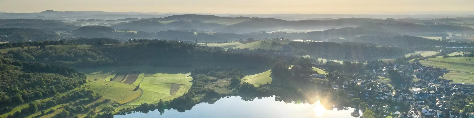 im Eifel Urlaub zum Schalkenmehrener Maar, das älteste der drei Dauner Maare, wandern und den Ausblick genießen