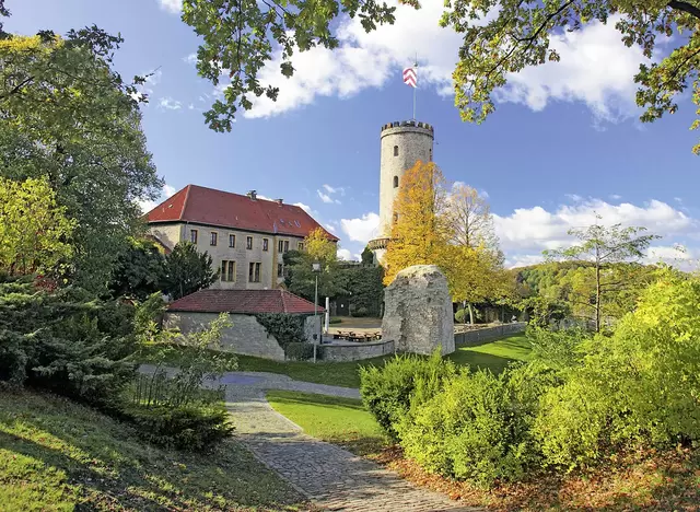 im Bauernhofurlaub einen Ausflug zur Sparrenburg in Bielefeld unternehmen und einen herrlichen Panoramablick auf den Teutoburger Wald erleben