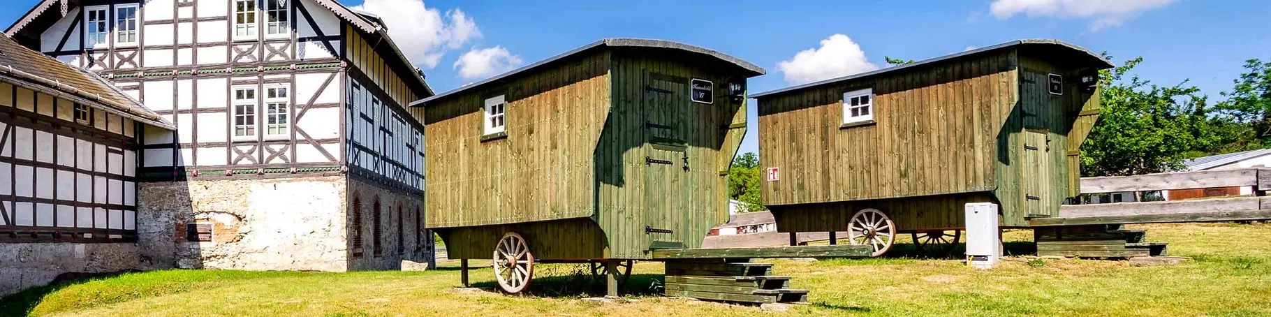 außergewöhnlich übernachten mit Kindern in Thüringen im Schäferwagen im Ferienhof Domäne Groschwitz bei Rudolstadt im Thüringer Wald