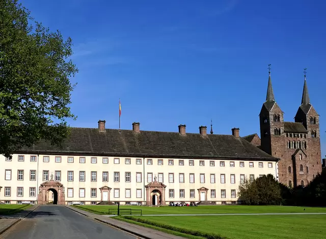 im Bauernhofurlaub im Teutoburger Wald das Schloss Corvey in Höxter besuchen