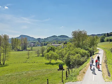 Mit dem Rad durch die Mittelgebirgslandschaft Rhön.