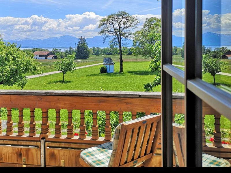 Balkon FeWo SPEZL mit freiem Blick auf den Chiemsee und die Alpen