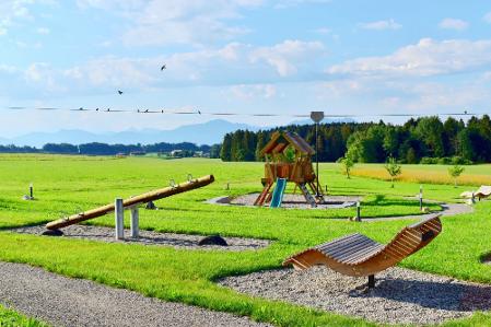 weitläufiger Abenteuerspielplatz mit Bergblick