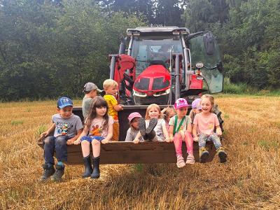 Kinderspaß mit dem Traktor