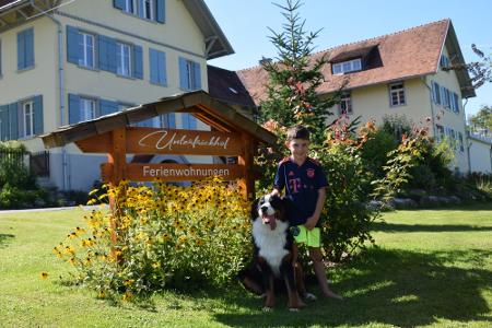 Hofschild mit Hund und Jonas