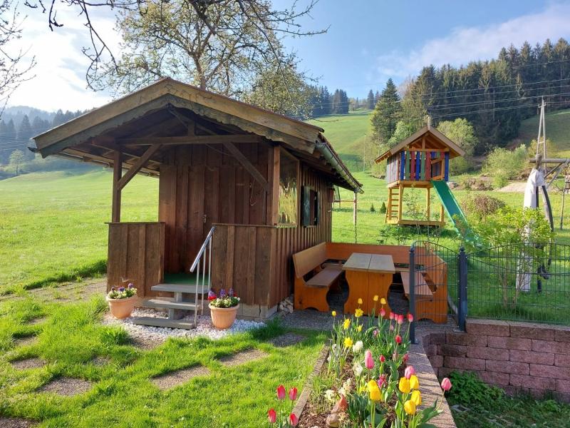 Gartenhaus mit Blick auf den Spielplatz